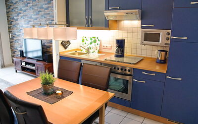 Witthuus-Borkum 495.1: Cabinetry, Tafel, Countertop, Meubilair, Fornuis, Keuken, Toestel Van De Keuken, Gasfornuis, Interieur Ontwerp, Flooring