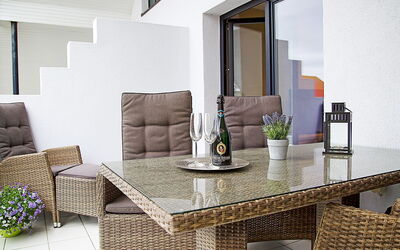 Witthuus-Langeoog 495.5: Meubilair, Tafel, Eigendom, Fabriek, Azure, Kamerplant, Bankstel, Interieur Ontwerp, Woonkamer, Rechthoek