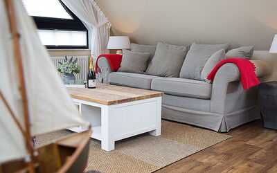 Witthuus-Wangerooge 495.7: Bankstel, Meubilair, Eigendom, Tafel, Comfort, Rechthoek, Hout, Textiel, Interieur Ontwerp, Woonkamer