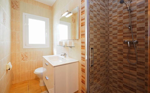 Alberes: Loodgieterswerkinrichting, Wastafel, Eigendom, Kraan, Douchekop, Badkamer, Hout, Douche, Interieur Ontwerp