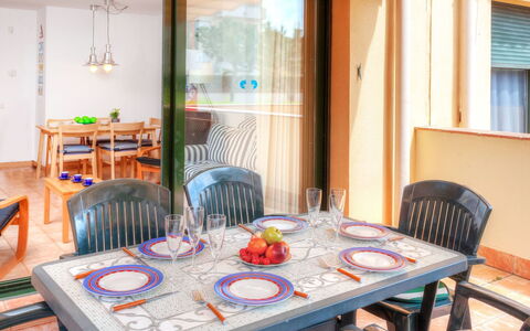 Gardenia: Tafel, Meubilair, Eigendom, Tableware, Venster, Stoel, Azure, Hout, Gebouw, Textiel