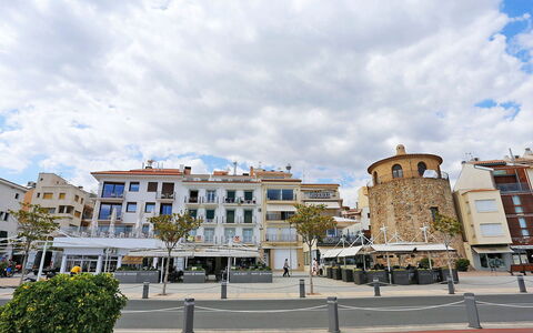 Cambrils Port: Wolk, Lucht, Gebouw, Fabriek, Venster, Stedelijk Ontwerp, Weg Oppervlak, Doorgang, Facade, Huis