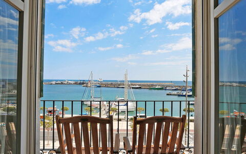 Cambrils Port: Lucht, Wolk, Gebouw, Water, Eigendom, Blauw, Veranda, Azure, Stoel, Hout