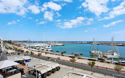 Cambrils Port: Wolk, Water, Lucht, Voertuig, Boot, Watercraft, Dok, Gebouw, Meer, Stad