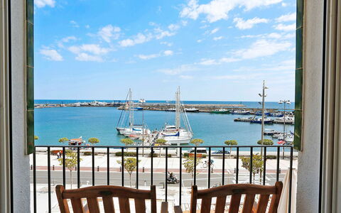 Cambrils Port: Water, Wolk, Lucht, Azure, Fabriek, Schaduw, Boot, Strand, Stoel