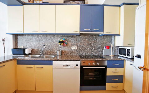Cambrils Port: Countertop, Cabinetry, Kraan, Gootsteen, Eigendom, Wastafel, Meubilair, Fornuis, Toestel Van De Keuken, Gebouw
