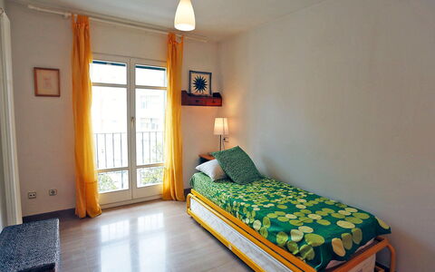 Cambrils Port: Meubilair, Eigendom, Venster, Gebouw, Comfort, Hout, Bed Frame, Schaduw, Deur