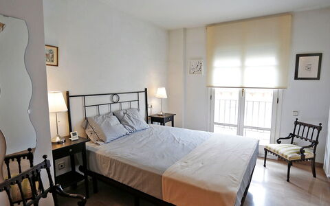 Cambrils Port: Meubilair, Eigendom, Gebouw, Comfort, Azure, Hout, Bed Frame, Deur, Verlichting