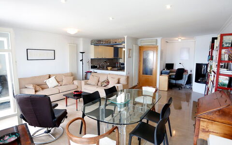 Cambrils Port: Tafel, Meubilair, Bankstel, Fotolijst, Eigendom, Stoel, Hout, Interieur Ontwerp, Flooring, Verdieping