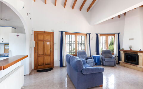 Villa Jilian: Meubilair, Eigendom, Azure, Hout, Cabinetry, Deur, Gebouw, Comfort, Interieur Ontwerp, Hal