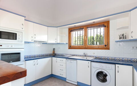 Villa Jilian: Countertop, Cabinetry, Eigendom, Wastafel, Kraan, Gootsteen, Keuken, Fornuis, Toestel Van De Keuken, Venster