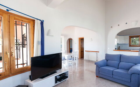 Villa Jilian: Bankstel, Eigendom, Meubilair, Fotolijst, Azure, Comfort, Interieur Ontwerp, Woonkamer, Hout, Flooring