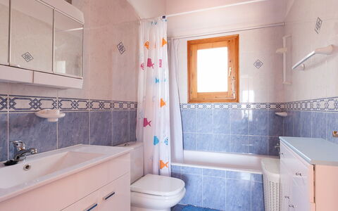 Villa Jilian: Loodgieterswerkinrichting, Spiegel, Badkamerkast, Wastafel, Kraan, Eigendom, Wastafel In De Badkamer, Badkamer, Purper, Blauw