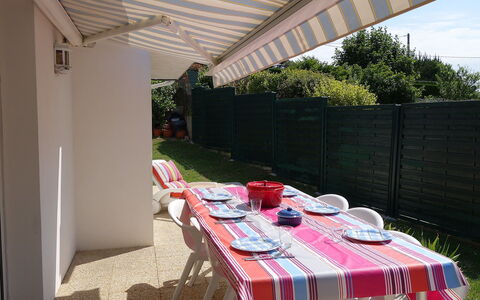 Kerdual: Tafel, Eigendom, Meubilair, Fabriek, Tableware, Stoel, Buitentafel, Gebouw, Buitenmeubels, Tafelkleed