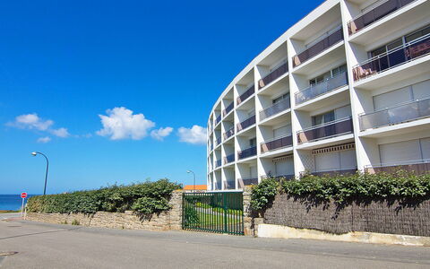 Quiberon 130: Lucht, Wolk, Fabriek, Gebouw, Straatlantaarn, Stedelijk Ontwerp, Schaduw, Condominium, Facade, Landschap