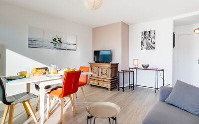 Les Gemeaux 130.3: Meubilair, Tafel, Hout, Fotolijst, Interieur Ontwerp, Verdieping, Flooring, Kamerplant, Woonkamer, Hardwood