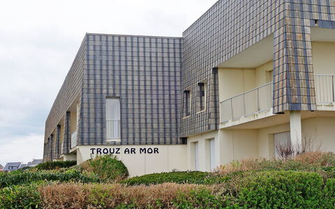 Quiberon 225: Fabriek, Gebouw, Lucht, Eigendom, Wolk, Land Lot, Bloem, Gras, Stedelijk Ontwerp, Venster