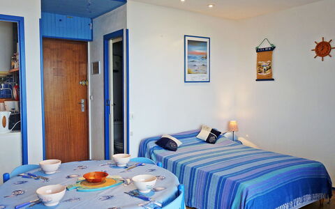 Quiberon 225: Eigendom, Meubilair, Gebouw, Blauw, Azure, Decoratie, Tafel, Textiel, Interieur Ontwerp, Verlichting