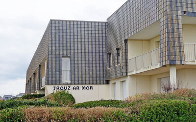 Quiberon 225: Fabriek, Gebouw, Lucht, Eigendom, Wolk, Land Lot, Bloem, Gras, Stedelijk Ontwerp, Venster