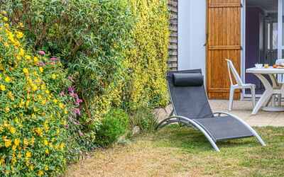 Carnac 175: Fabriek, Geel, Gras, Buitenmeubels, Schaduw, Bloem, Stoel, Gebouw, Woody Plant, Struik