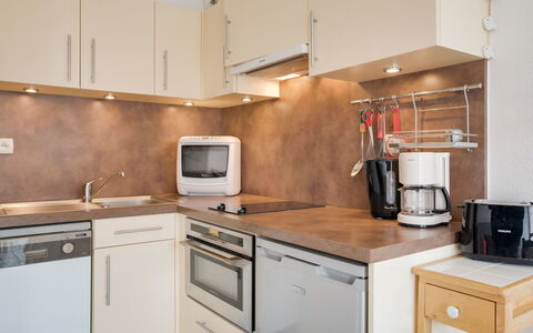 Carnac 180: Countertop, Cabinetry, Eigendom, Meubilair, Wastafel, Toestel Van De Keuken, Fornuis, Keuken, Lade, Hout
