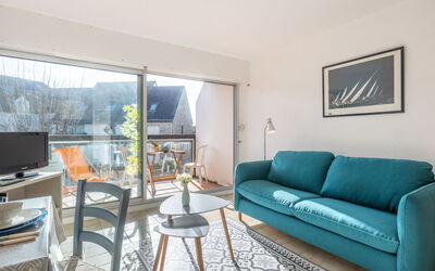 Maison Port en Dro 180.2: Meubilair, Tafel, Bankstel, Fotolijst, Azure, Interieur Ontwerp, Hout, Verdieping, Flooring, Woonkamer