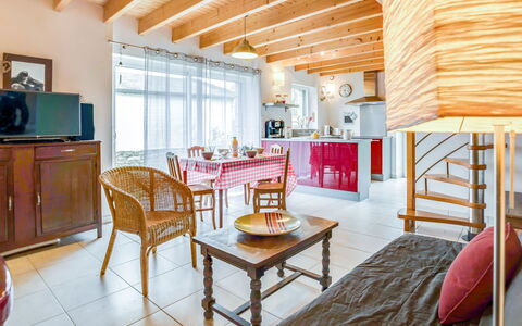 Courdiec: Meubilair, Tafel, Eigendom, Cabinetry, Hout, Interieur Ontwerp, Verlichting, Architectuur, Flooring, Verdieping