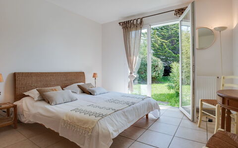 Maison Courlis: Slaapkamer, Meubilair, Bed, Kamer, Eigendom, Laken, Bed Frame, Interieur Ontwerp, Verdieping, Matras