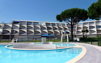 Port Camargue 145: Water, Lucht, Zwembad, Fabriek, Gebouw, Azure, Schaduw, Boom, Architectuur, Buitenmeubels