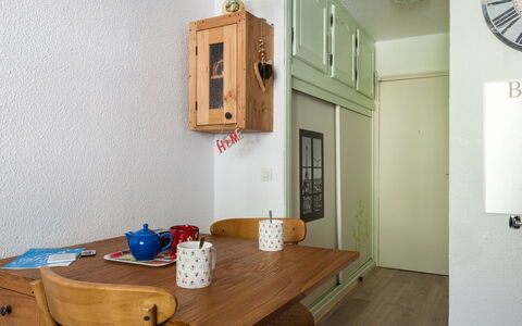 Batiment B: Tafel, Meubilair, Eigendom, Gebouw, Hout, Interieur Ontwerp, Deur, Muur, Fotolijst, Klok