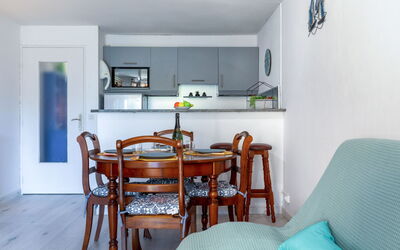La Chênaie 139.4: Meubilair, Tafel, Blauw, Stoel, Interieur Ontwerp, Hout, Gebouw, Woonkamer, Flooring, Huis