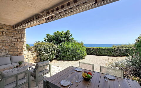 Les Maures de L'Esterel: Meubilair, Buitenmeubels, Stoel, Schaduw, Buitentafel, Landgoed, Balkon, Toevlucht, Landscaping, Eco Hotel
