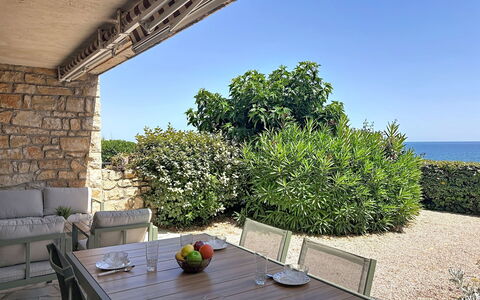 Les Maures de L'Esterel: Meubilair, Buitenmeubels, Tafel, Stoel, Buitentafel, Keuken En Eettafel, Schaduw, Tuin, Toevlucht