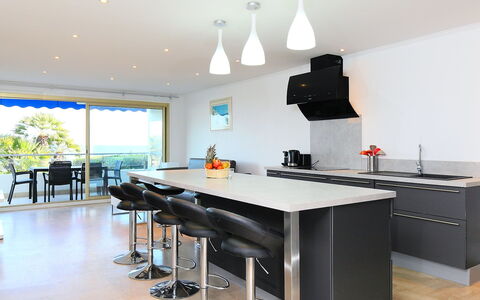 Lerins: Tafel, Meubilair, Eigendom, Venster, Stoel, Keuken, Interieur Ontwerp, Cabinetry, Computer Tafel