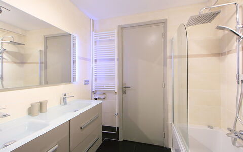 Lerins: Spiegel, Eigendom, Cabinetry, Loodgieterswerkinrichting, Badkamerkast, Kraan, Blauw, Wastafel, Bad, Badkamer