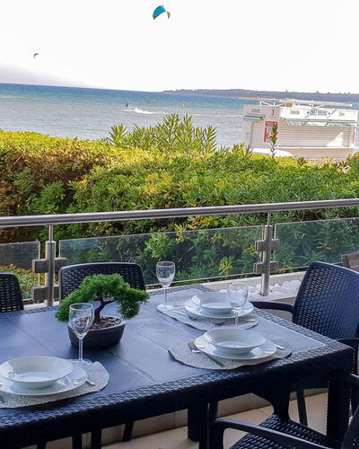 Lerins: Tafel, Meubilair, Lucht, Fabriek, Eigendom, Tableware, Stoel, Water, Blauw, Buitenmeubels