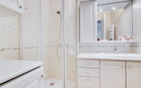 Cannes 548: Spiegel, Badkamerkast, Kraan, Wastafel, Cabinetry, Eigendom, Meubilair, Loodgieterswerkinrichting, Gebouw, Badkamer