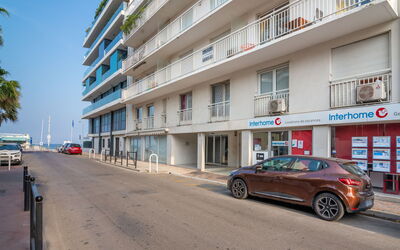 Cannes 548: Gebouw, Auto, Voertuig, Wiel, Lucht, Eigendom, Venster