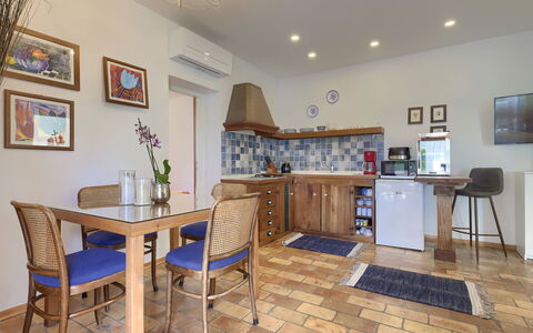 Punta: Fotolijst, Meubilair, Tafel, Stoel, Hout, Verlichting, Interieur Ontwerp, Kamerplant, Flooring, Woonkamer