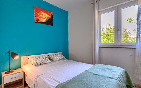 Finida: Meubilair, Eigendom, Venster, Comfort, Gebouw, Azure, Hout, Textiel, Interieur Ontwerp, Bed Frame