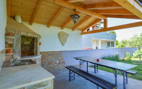 Finida: Eigendom, Tafel, Hout, Gebouw, Interieur Ontwerp, Fabriek, Architectuur, Boom, Venster, Schaduw