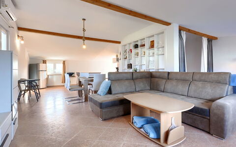 Finida: Meubilair, Bankstel, Tafel, Eigendom, Fotolijst, Slaapbank, Interieur Ontwerp, Gebouw, Woonkamer, Huis