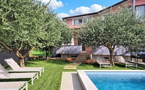 Finida: Zwembad, Huis, Woongebied, Huis, Tuin, Landgoed, Backyard, Gazon, Werf, Landscaping