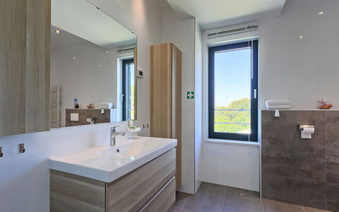 Anna: Badkamer, Kamer, Eigendom, Interieur Ontwerp, Verdieping, Badkamerkast, Wastafel, Gebouw, Architectuur, Tegel
