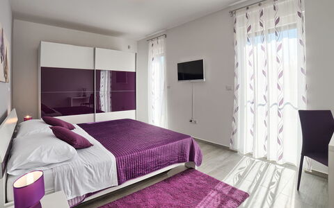 Lungera: Slaapkamer, Kamer, Meubilair, Bed, Eigendom, Purper, Interieur Ontwerp, Laken, Paars, Bed Frame