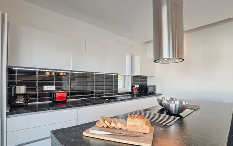 Lungera: Kamer, Countertop, Eigendom, Interieur Ontwerp, Keuken, Meubilair, Huis, Gebouw, Verdieping, Fornuis
