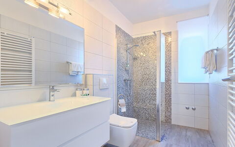Lungera: Badkamer, Eigendom, Kamer, Interieur Ontwerp, Gebouw, Onroerend Goed, Verdieping, Architectuur, Tegel, Huis