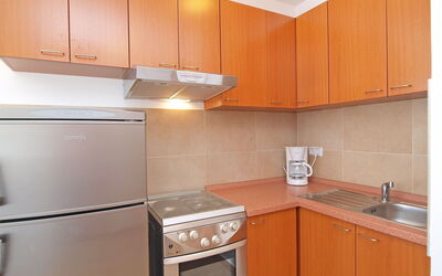 Sablić 100.2: Cabinetry, Eigendom, Countertop, Keuken, Toestel Van De Keuken, Fornuis, Hout, Interieur Ontwerp, Verlichting, Huishoudapparatuur