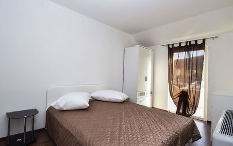 Julija: Slaapkamer, Meubilair, Bed, Kamer, Eigendom, Laken, Bed Frame, Interieur Ontwerp, Plafond, Bedding