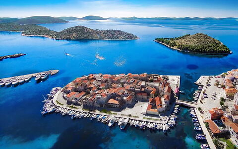 Vodice Tribunj 124: Water, Lucht, Wolk, Watervoorraden, Azure, Boom, Natuurlijk Landschap, Strand, Kust En Oceanic Landvormen, Fabriek
